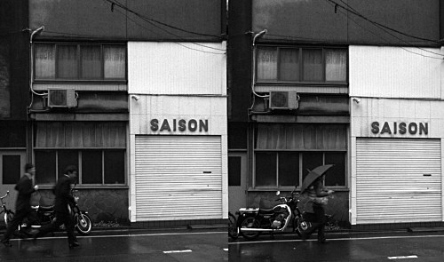 Photo : Ebisu, Tokyo, passants devant la vitrine du magasin 'saison'
