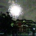 photo: feu d'artifice au dessus d'un temple a Asakusa