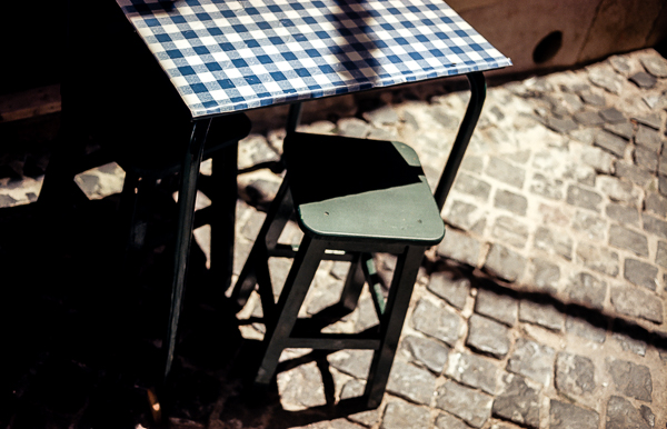 Petite table dans une ruelle D’Alfama