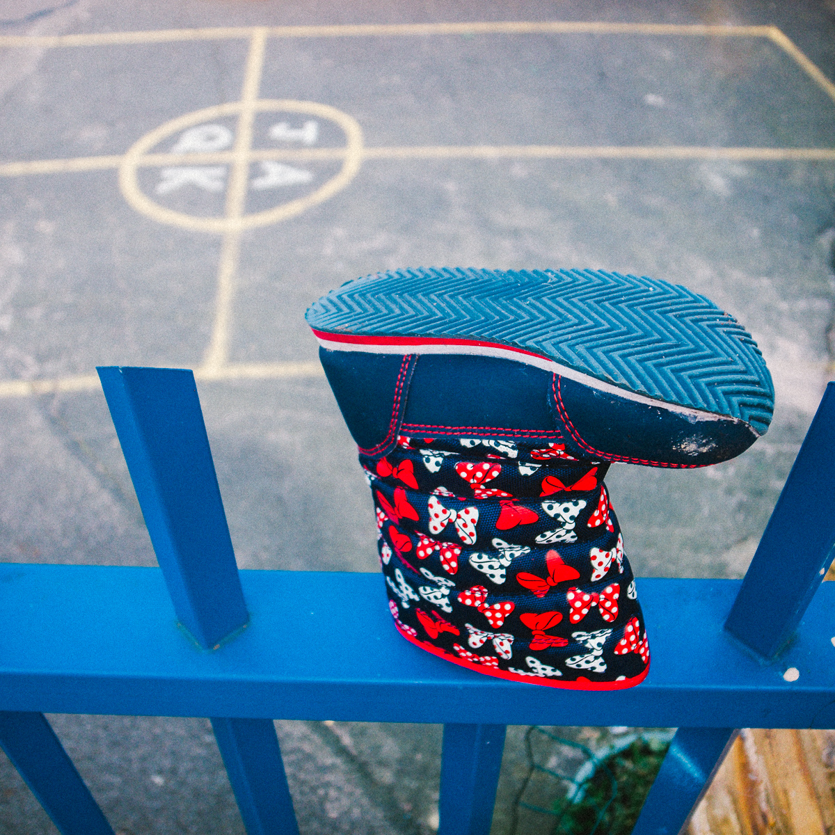 Photo: Bottine d'enfant à la grille de l'école