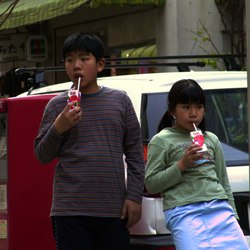 06-Ikebukuro_-_Boy_and_girl_drinking-20020420